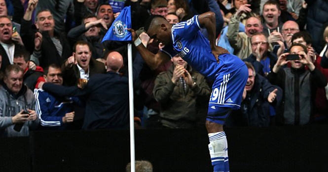 Eto'o ăn mừng kiểu 'ông già' để đá xoáy Mourinho